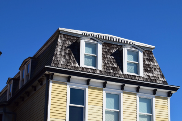 Atap mansard dengan jendela dormer